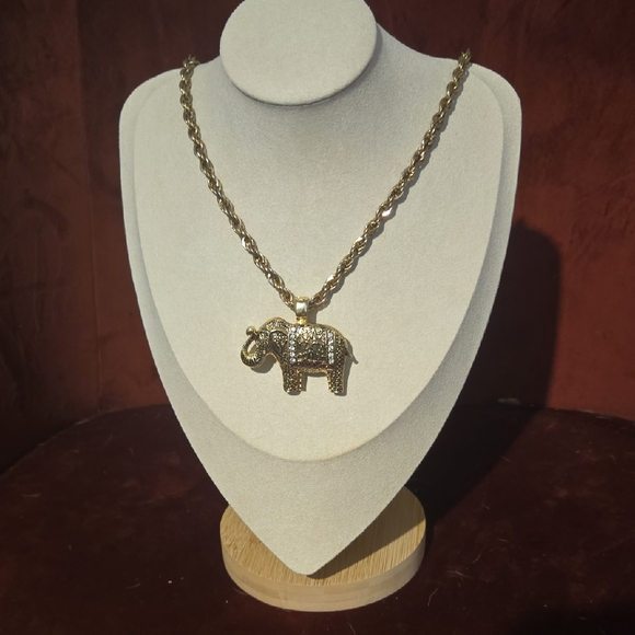 Roman Jewelry - Vintage Roman Gold Tone Filigree Elephant Pendant Necklace💫
